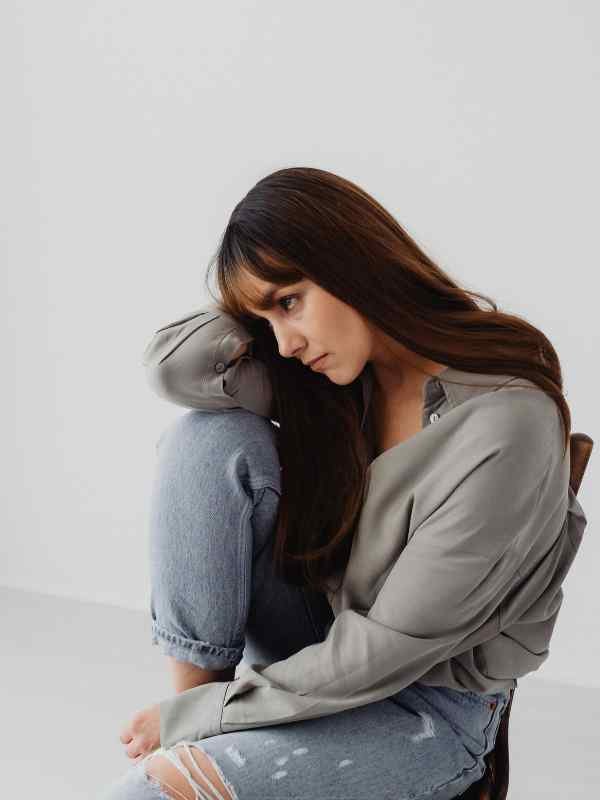 Ways-to-Respond-to-Overwhelm-in-the-Moment- Emotional-First-Aid-for-Immigrants-Recognizing-and-Responding-to-Hidden-Stressors