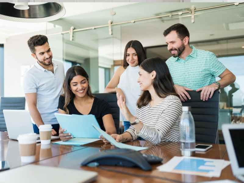 Workplace-Culture-in-Canada-What-Newcomers-Should-Know